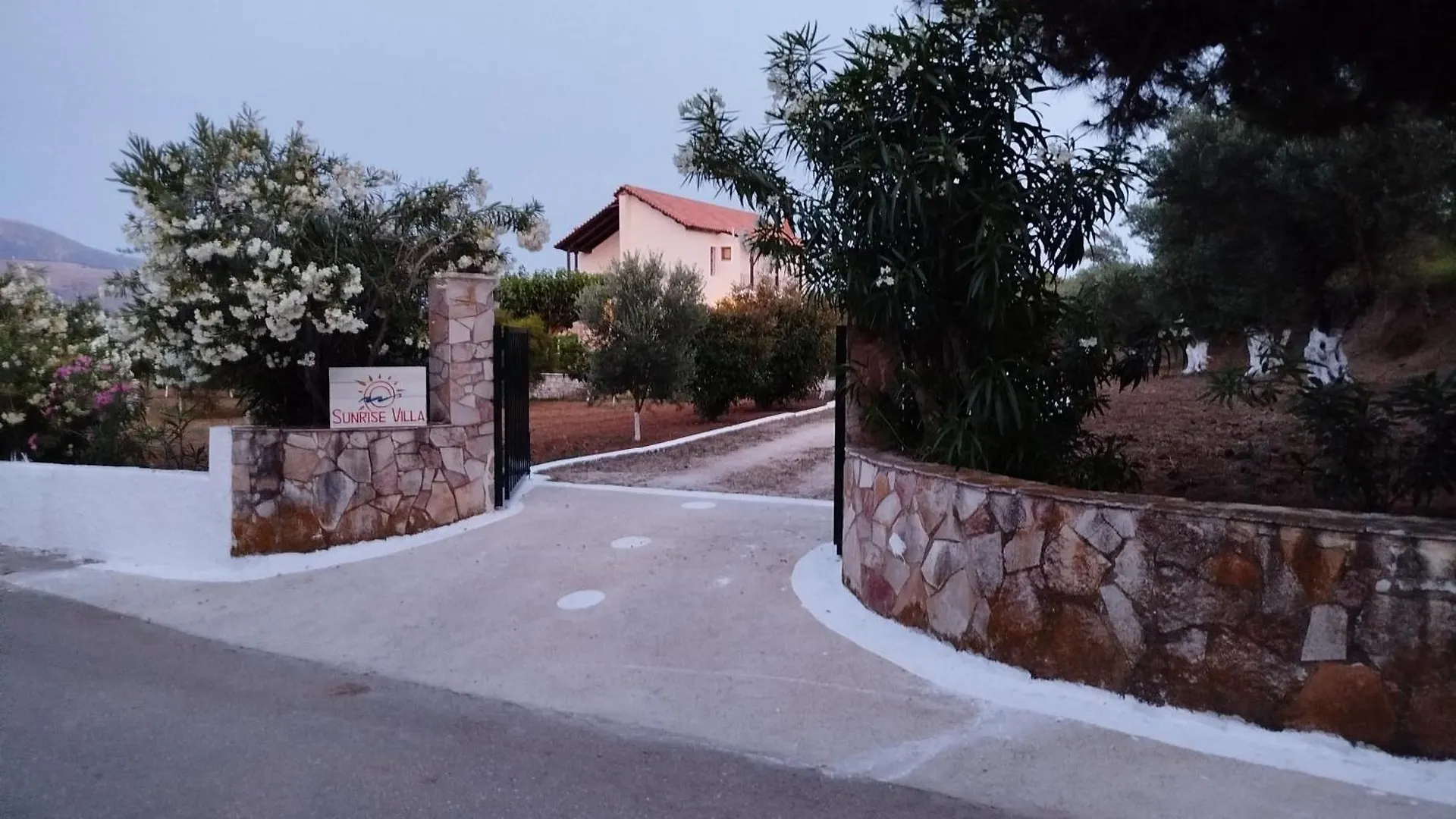 Sunrise Vila ليكسوري
